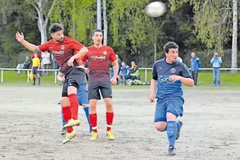 1:0: Valentin Ion (links) macht das 1:0 für Berghausen.