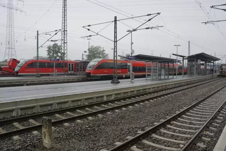 Vom Bahnhof Wörth fahren normalerweise stündlich Züge ins elsässische Lauterburg.  Foto: Burck
