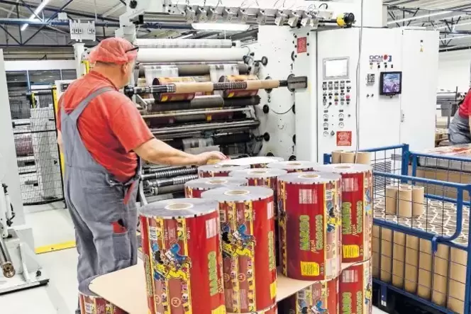Um die Arbeitsabläufe in der Produktion zu verbessern, wurden die Rollenschneidmaschinen im Werk verlagert. An dieser Maschine w