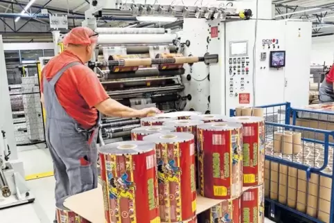 Um die Arbeitsabläufe in der Produktion zu verbessern, wurden die Rollenschneidmaschinen im Werk verlagert. An dieser Maschine w