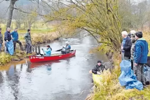 Arbeiten entlang der Wieslauter von Hinterweidenthal bis St. Germanshof Hand in Hand zusammen, um Abfall einzusammeln: die Fisch