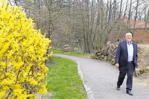 Eisenbergs Stadtbürgermeister Adolf Kauth gönnt sich nach seinem Herzinfarkt jetzt täglich einen Spaziergang.