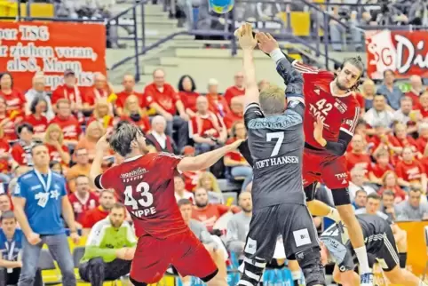 14. Dezember 2016: Beim letzten Auftritt des THW Kiel in der Eberthalle verkaufen sich die Eulen Ludwigshafen im DHB-Pokalspiel 