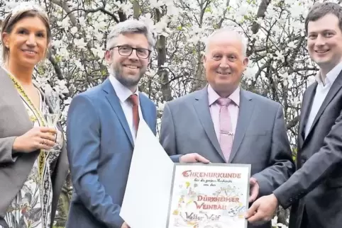 „Es war allerhöchste Zeit“: Walter Wolf (mit rosafarbener Krawatte) ist Ehrenpreisträger des Dürkheimer Weinbauvereins und der J