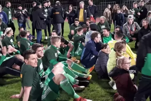 Nach dem 5:0 über Pfeddersheim wurde auf dem Fußballrasen gejubelt und so manche Scherz-Einlage dargeboten. Foto: Gerhard Müller