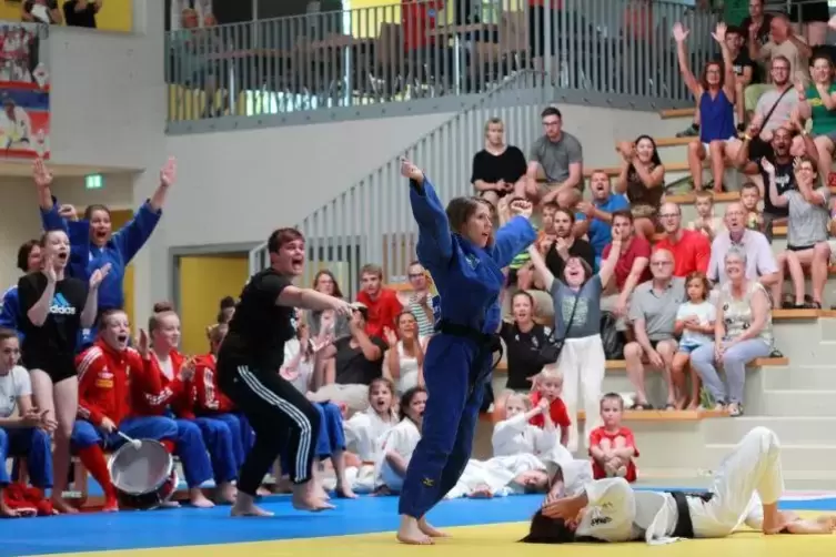 Gewohntes Bild: Verena Thumm reißt die Arme hoch. Die Gegnerin bleib geschlagen am Boden zurück. ArchivFoto: McGinley/frei