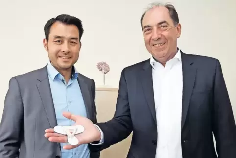 Albert Hirtz (rechts), Geschäftsführer von Apoplex medical technologies, und der neue Manager für Europa, Helmut Becker, zeigen 