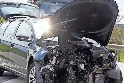 Eines der bei dem Unfall beschädigten Fahrzeuge.