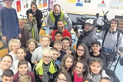 Die Schülerinnen und Schüler aus Winnweiler mit dem Produktionsteam.