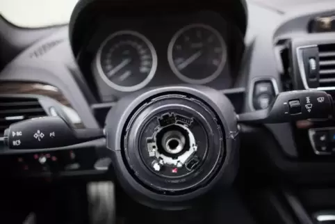 Auf Navigationssysteme oder – wie bei diesem Symbolbild – auf Multifunktionslenkräder haben es Diebe abgesehen. Die Teile werden