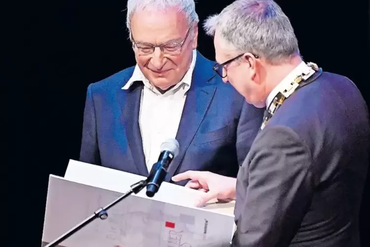 Erinnerungen an den Rebellen Schiller: Mannheims Oberbürgermeister Peter Kurz (rechts) überreicht Uwe Timm die Auszeichnung.