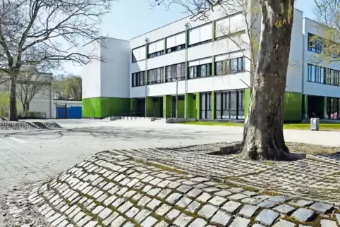 Wegen der „punktuellen Stolperfallen“ wird der Hof der Robert-Schuman-Grundschule derzeit nicht genutzt. Den Plänen der Stadt zu