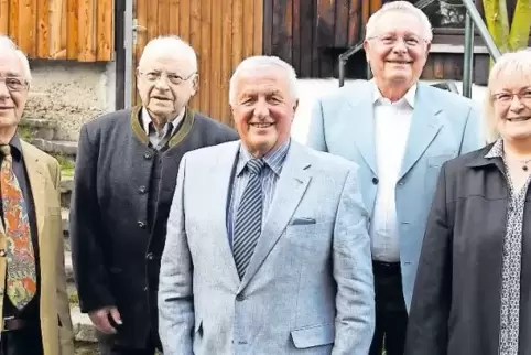 Ehrungen beim Vereinigten Sängerbund Leistadt: Dort ehrte Chor- und Verbandsmitglied Heinz Lindenberger die Kollegen (von links 