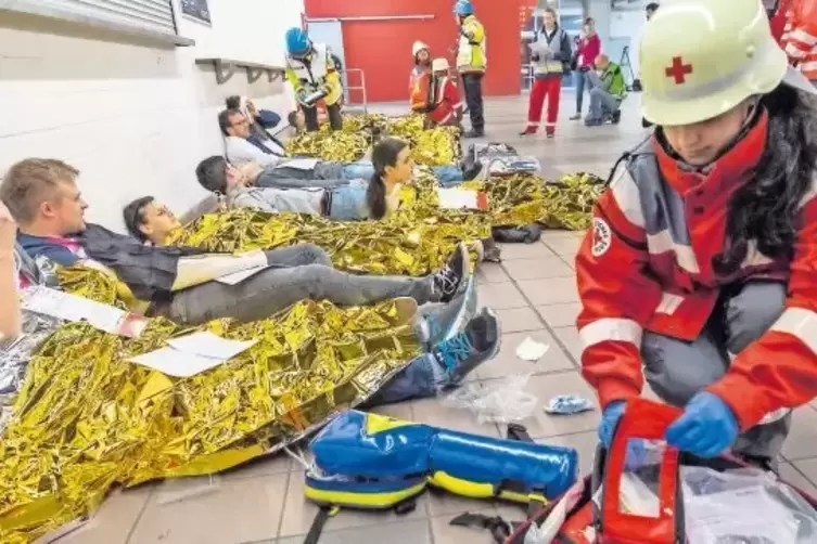 Aus der Reihe „Fotos, die man nie im Ernstfall sehen möchte“: Sanitäter versorgen bei der Übung Verletzte im Innern der Stadion-