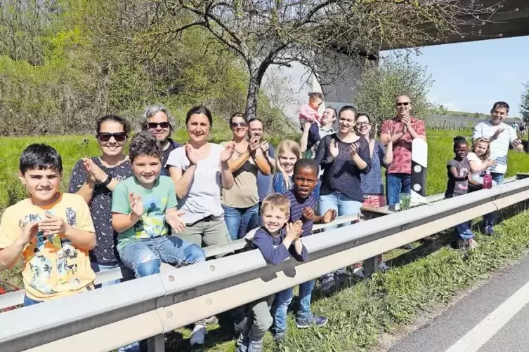 Mit &bdquo;Kind und Kegel&ldquo; feuert diese Fan-Gruppe aus Kindenheim an der Hesselbr&uuml;cke die L&auml;ufer an.