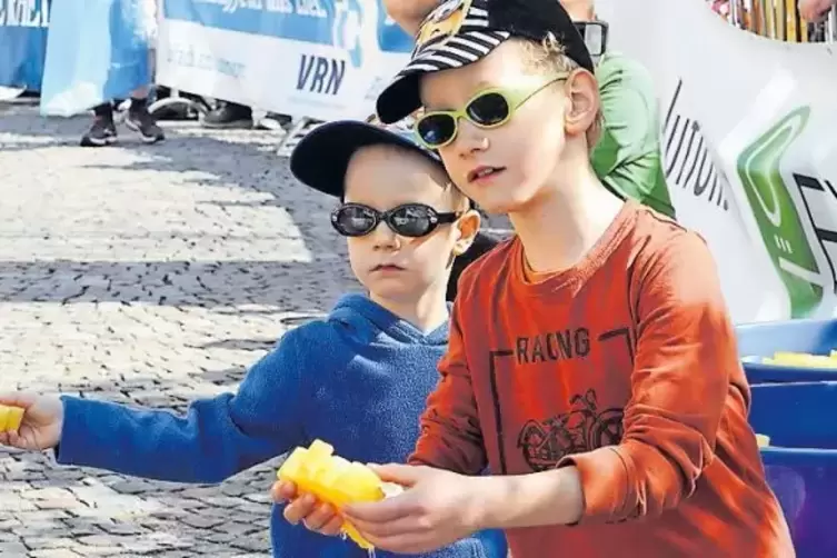 Erfrischend: Max (vorne) und Felix verteilen nasse Schw&auml;mme.