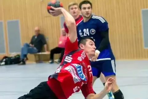 VTZ-Kreisläufer Vladislav Kurotschkin (hier beim Wurf im Spiel gegen Nieder-Olm) war in Bingen neunmal erfolgreich. Foto: Steinm