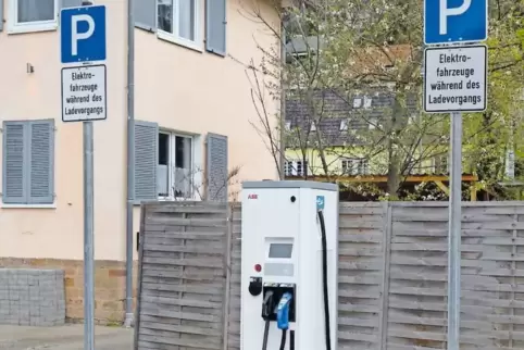 Die ganz neue Ladestation auf dem Gelände des Wasgau-Marktes in der Kuseler Innenstadt.