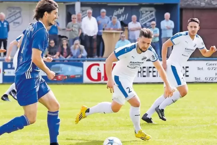 Zeiskam (in Weiß, in der Mitte Pascal Thiede) im Rückwärtsgang. Frederic Stark führt den Ball.