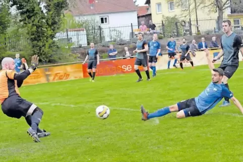 Altdorf-Böbingens Bastian Schneider erzielt das 1:0, Palatia-Torhüter Patrick Mergel ist geschlagen.