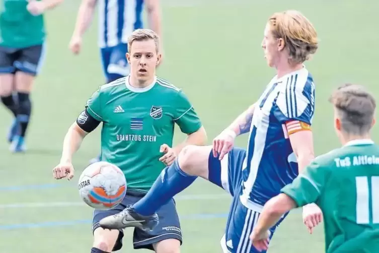 Julian Hahn von Viktoria Herxheim behauptet den Ball vor Altleiningens Ryan-Patrick Allen.