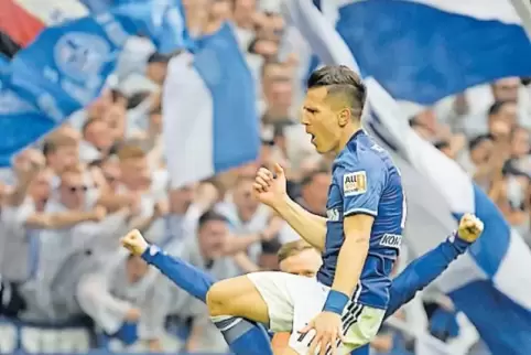 Der Schalker Jewgeni Konoplyanka bejubelt seinen Führungstreffer im Derby gegen Borussia Dortmund.