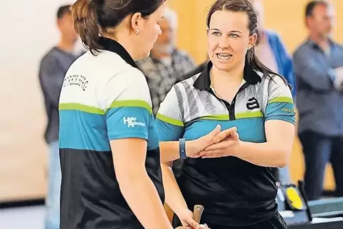 Zufrieden: Riedelbergs Elena Süs (links) und Julia Dieter klatschen sich nach ihrem 3:1-Doppelerfolg gegen Angelika und Anika Li
