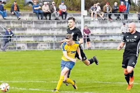 Das 1:0: Niklas Kupper trifft für Hauenstein. Hinter ihm Espen Lautermann, rechts Andreas Rudolf, der später den Elfer zum 3:0 v