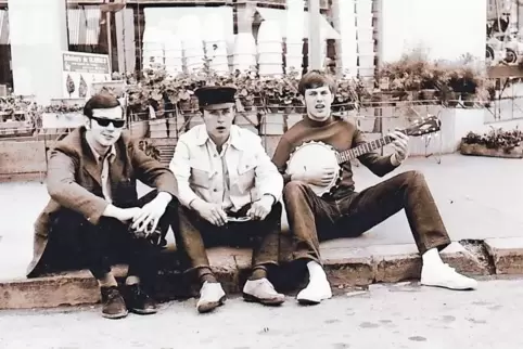 Zur richtigen Zeit am richtigen Ort: Hartwig Pulver (links) und Walter Rung (rechts) im Mai 1968 als 18-Jährige Zwölftklässler a