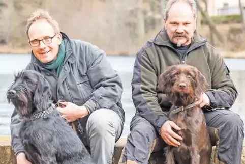Holger Rasch (links) und Herbert Graf mit ihren Pudelpointer-Hündinnen „Queen vom Prinzenbusch“ und „Assra vom Orsoyer Land“.