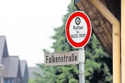 Bei Anruf Taxi: In Dudenhofen gibt es Hinweisschilder, auf denen die Telefonnummer vermerkt ist, mit der ein Ruftaxi bestellt we