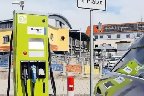 Erste Schnellladestation in der Südpfalz: Nach 30 Minuten ist der Akku von Elektroautos zu 80 Prozent geladen.