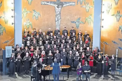 Der Beethovenchor mit seinem Dirigenten Tristan Meister und den beiden Klavierbegleitern Friederike Siebe und Wolf Reucher in de