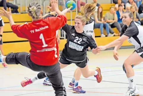 Jana Heidger trifft gegen TVR-Torfrau Susanne Höbel zum 4:3 für die VTV Mundenheim II. Rechts: Caroline Benz.