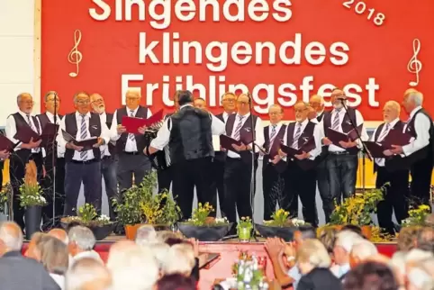 Die Turnerlerchen mit ihrem Dirigenten Horst Schäfer läuteten musikalisch den „singenden, klingenden Frühling“ ein.