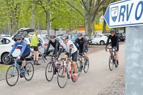 Mit einem Lächeln auf dem Zweirad: Teilnehmer der Touristikfahrt.