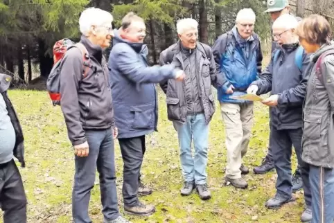 Muntere Wegeplaner: Stelzenbergs Ortsbürgermeister Reiner Demuth (Dritter von links) und Touristiker Stephan Marx (mit Kappe, ve