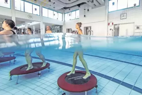Anstrengender Spaß: Amelie Marie Weber (ganz rechts) ist eigentlich keine Wasserratte, dennoch macht ihr das Trampolinspringen u