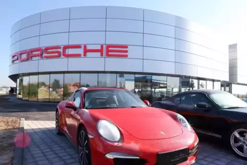 Die Polizei sucht nach einem Porsche mit Karlsruher Kennzeichen, der am Montagnachmittag einen Unfall verursacht haben soll.  Ar