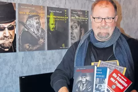 Die Ausbeute eines Jahres: Hans-Peter Dick mit seinen Büchern.