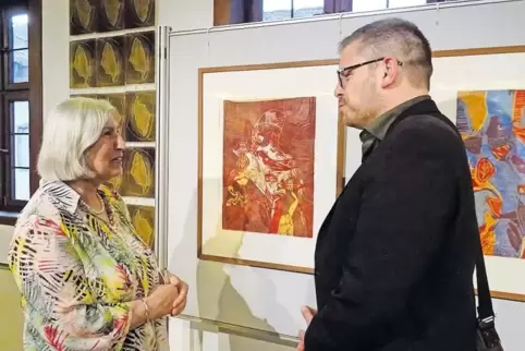 Irene Buchenau im Gespräch mit Besucher Christian Schreider.