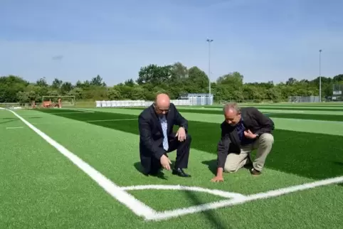 Vor drei Jahren war der Stadionrasen an Problemstellen durch Hybridrasen ergänzt worden.  Foto: BUCHHOLZ