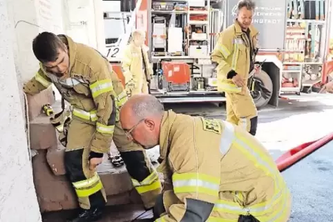 Mit elf Mann war die Grünstadter Wehr gestern in der Neugasse nach einem Rohrbruch im Einsatz.