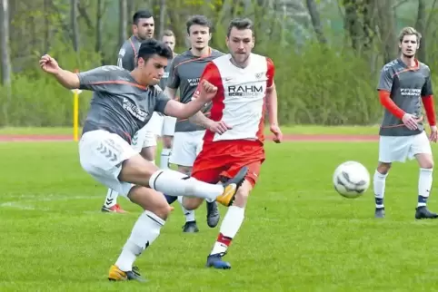 Im Derby gegen den TuS Göllheim (graue Trikots) gingen die Spieler des SV Gundersweiler am Sonntag mit 4:1 als Sieger vom Rasen.