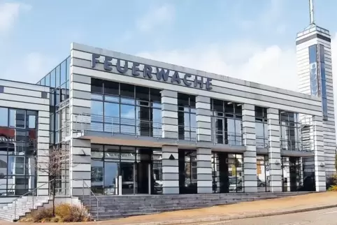Sind die Bedingungen in der Feuerwehr-Leitstelle so, dass ein rückenkranker Feuerwehrmann dort arbeiten kann? Unter anderem um d