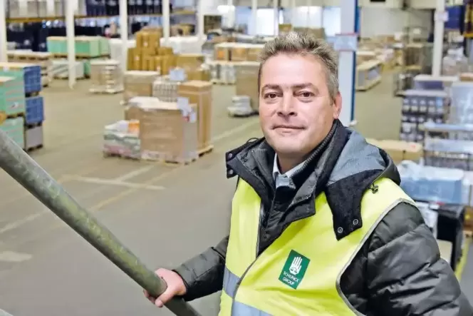 Geschäftsführer Michael Peters in der Umschlaghalle der Firma Intertrans in der Industriestraße. Hier warten Güter unterschiedli Geschäftsführer Michael Peters in der Umschlaghalle der Firma Intertrans in der Industriestraße. Hier warten Güter unterschiedli