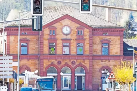 Das 1872 errichtete Bahnhofsgebäude zählt zu den markantesten Bauwerken der Stadt.