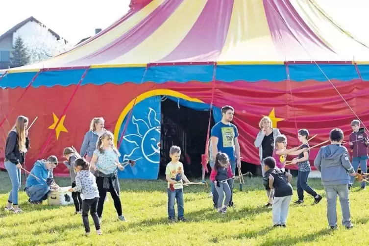 Auch gestern probten die Grundschüler in Katzweiler für ihre Zirkusvorstellungen am kommenden Wochenende.