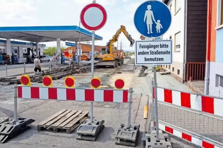 Gestern Vormittag in Otterbach: Tankstelle, Restaurants und Einkaufsmärkte sind trotz der Straßensperrung erreichbar, wenn auch 