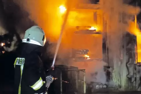 Ganz so heiß wie bei diesem Brand eines Holzverarbeitenden Betriebs in Frankenstein vor knapp drei Jahren geht es bei der Feuerw